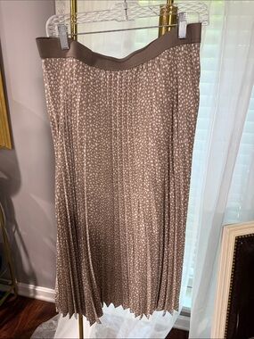 Vince Camuto Taupe Pleated Midi Skirt with Cream Dot Print